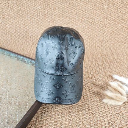 LV's new fashionable embossed baseball cap